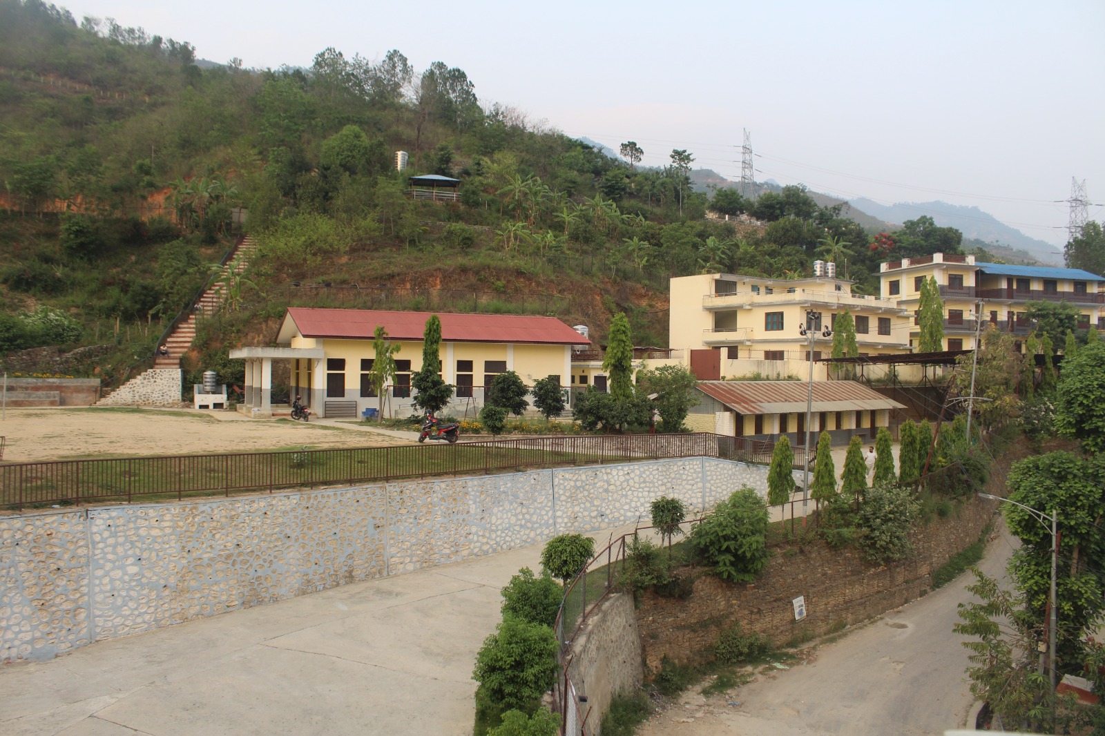 प्रगति मा बि गौरादह झापाबाट ४० जनाको टिम मन्थली मावि मन्थलीको अध्ययन अवलोकन भ्रमणमा आउनु  भएकोमा मन्थली माविमा प्र अ डा.टंकप्रसाद दहालज्यूबाट स्वागत गर्दै मन्थली माविको वस्तुस्थितिबारे जानकारी गराउदै@२०८३/०२/०८