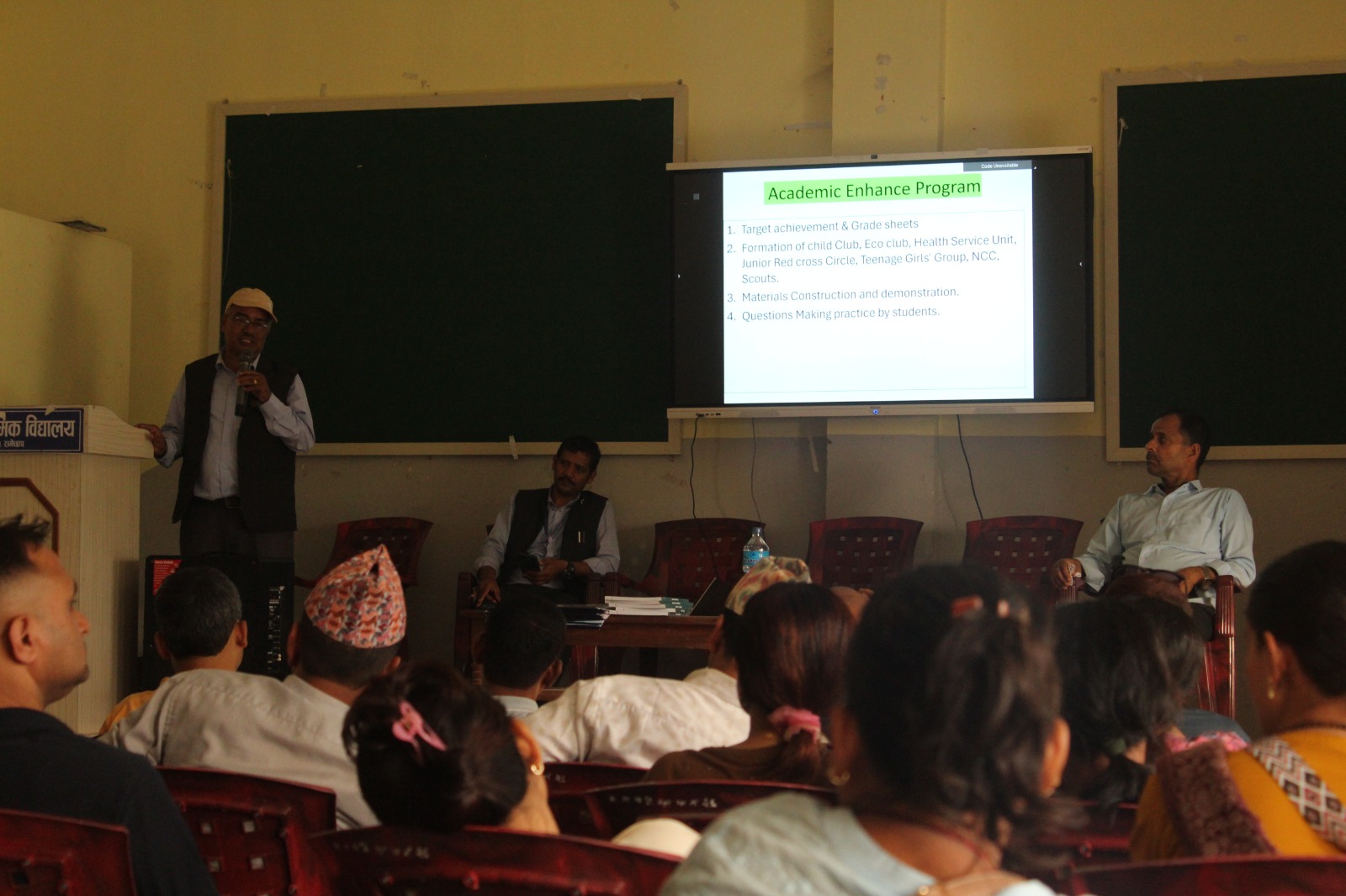 प्रगति मा बि गौरादह झापाबाट ४० जनाको टिम मन्थली मावि मन्थलीको अध्ययन अवलोकन भ्रमणमा आउनु  भएकोमा मन्थली माविमा प्र अ डा.टंकप्रसाद दहालज्यूबाट स्वागत गर्दै मन्थली माविको वस्तुस्थितिबारे जानकारी गराउदै@२०८३/०२/०८