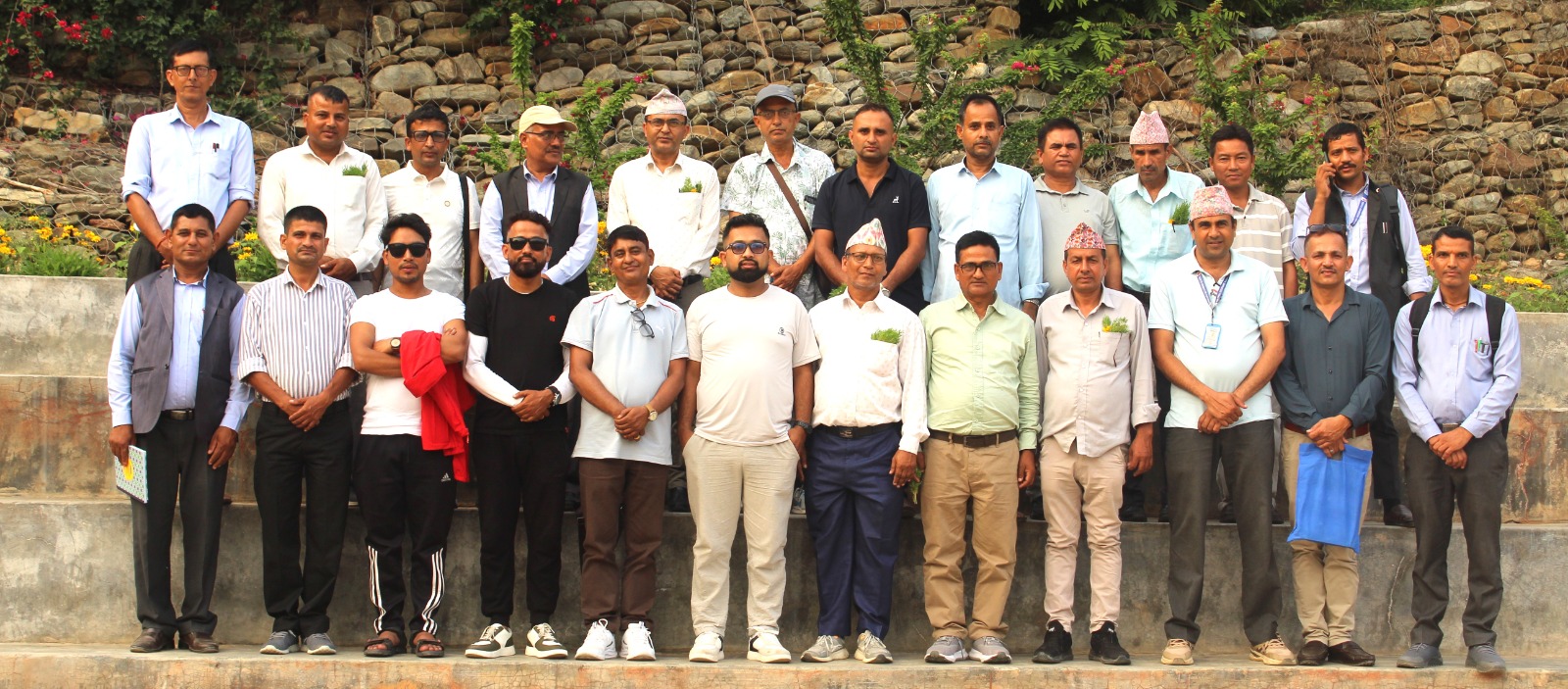 प्रगति मा बि गौरादह झापाबाट ४० जनाको टिम मन्थली मावि मन्थलीको अध्ययन अवलोकन भ्रमणमा आउनु  भएकोमा मन्थली माविमा प्र अ डा.टंकप्रसाद दहालज्यूबाट स्वागत गर्दै मन्थली माविको वस्तुस्थितिबारे जानकारी गराउदै@२०८३/०२/०८